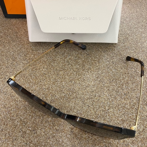 Gorgeous Micheal Kors Sunglasses from Sunglass Hut! NWT Never worn! - Picture 3 of 3